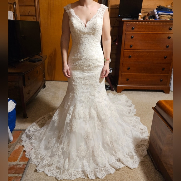 Allure Bridals Lace Wedding dress with sleeve, mermaid style 9322 - Picture 1 of 16